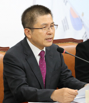 황교안 한국당 대표가 7일 국회에서 열린 최고위원회의에서 발언하고 있다. 연합뉴스